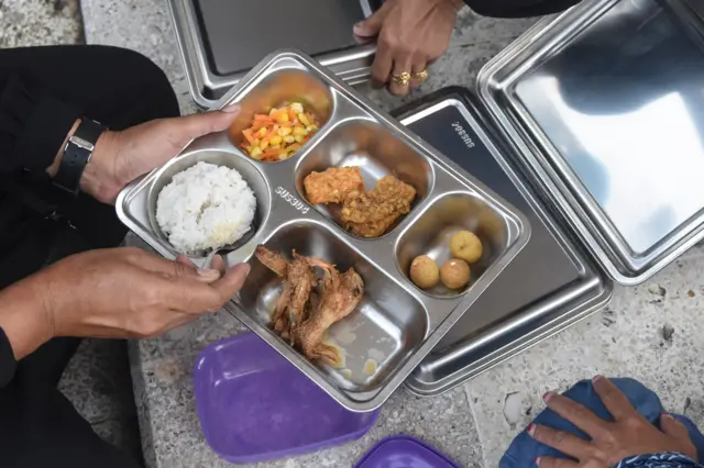 Lebih 5.000 Anak Sakit: Tuntutan Menghentikan Program Makan