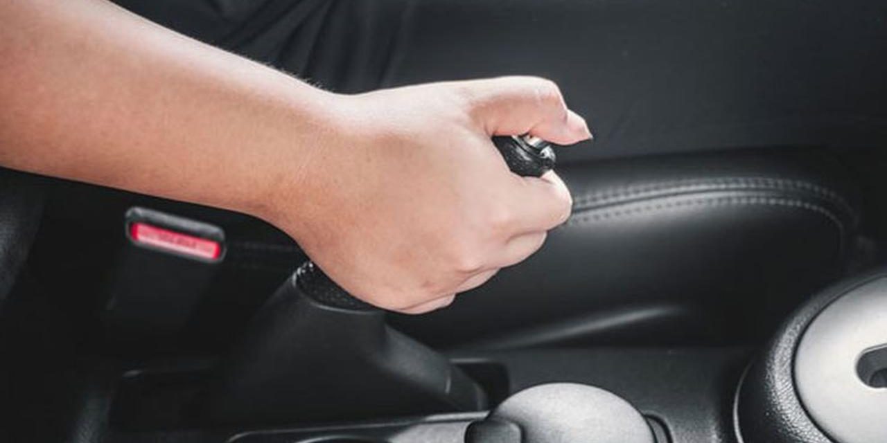 Efek Rem Tangan Masih Aktif Saat Mobil Melaju, Ini Bahayanya