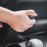 Efek Rem Tangan Masih Aktif Saat Mobil Melaju, Ini Bahayanya