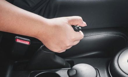 Efek Rem Tangan Masih Aktif Saat Mobil Melaju, Ini Bahayanya