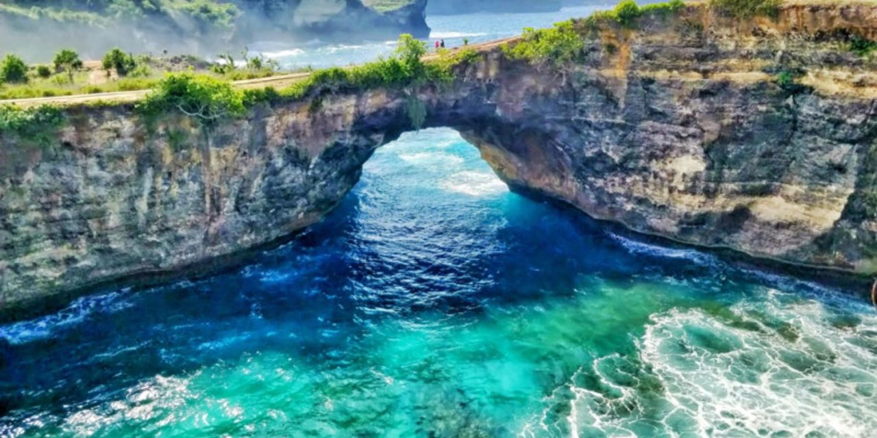 Pemandangan Tersembunyi Stone Balancing Di Nusa Penida