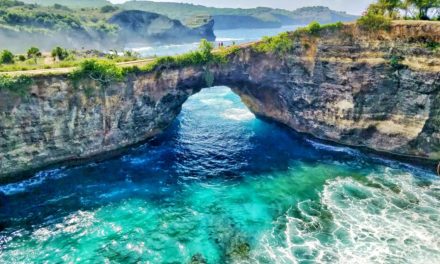Pemandangan Tersembunyi Stone Balancing Di Nusa Penida