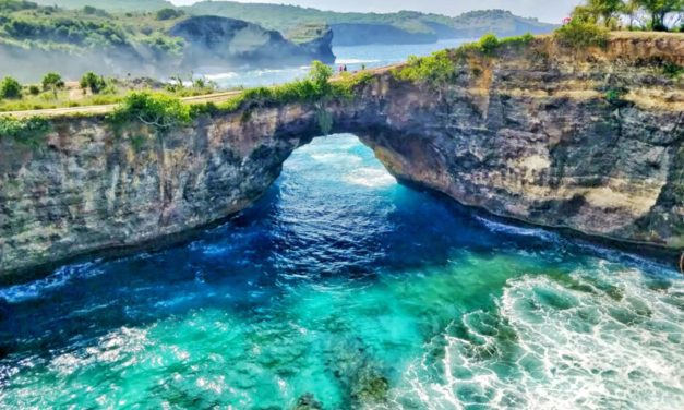 Pemandangan Tersembunyi Stone Balancing Di Nusa Penida