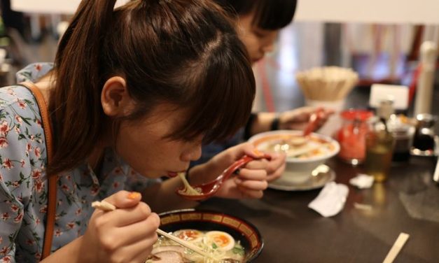 Budaya Makan Yang Unik Di Jepang, Yaitu Menyeruput Mie