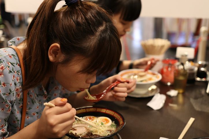 Budaya Makan Yang Unik Di Jepang, Yaitu Menyeruput Mie