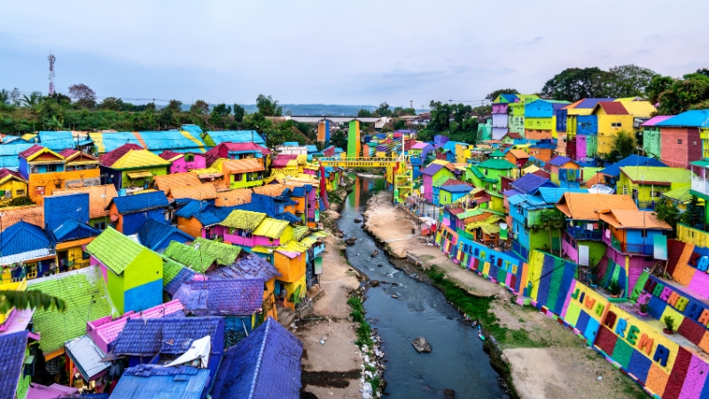 Menjelajahi Jodipan Rainbow