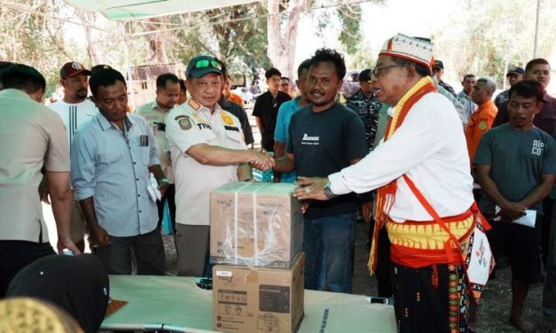 Mendagri Salurkan Tali Asih untuk Ahli Waris Korban Gempa NTT