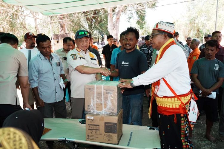Mendagri Salurkan Tali Asih untuk Ahli Waris Korban Gempa NTT