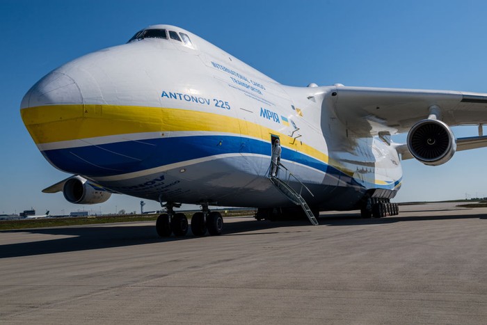 Pesawat Antonov Di Kenal Dengan Ukuran Yang Sangat Besar