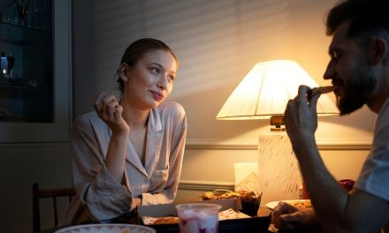 Makan Malam Bisa Naikkan Berat Badan, Berikut Penjelasannya