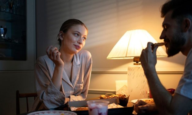 Makan Malam Bisa Naikkan Berat Badan, Berikut Penjelasannya