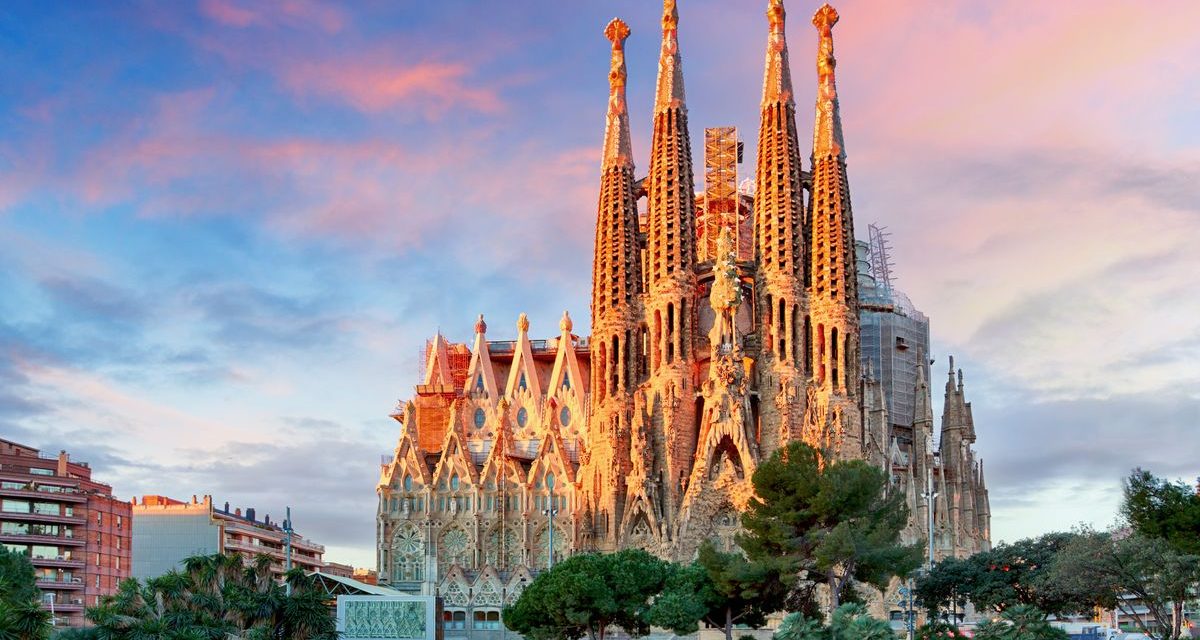 Sagrada Familia Sebuah Gereja Tertinggi Di Dunia